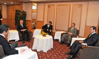 27日付1面座談会[1].jpg